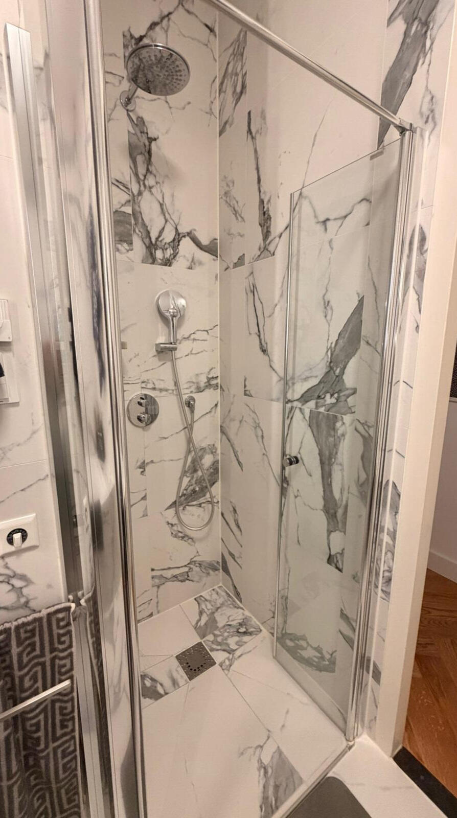 Shower cabin, tiles.